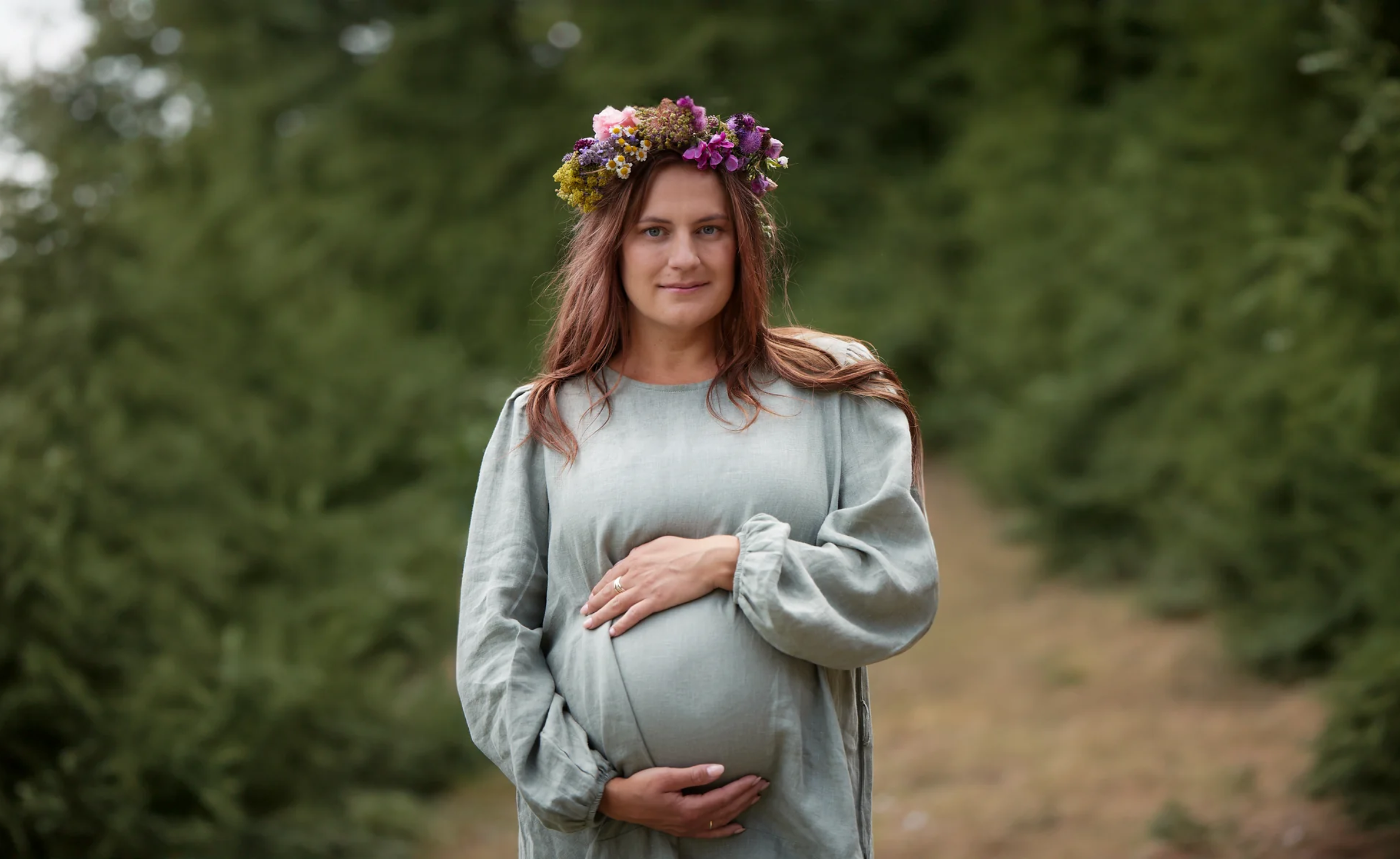 Gravid kvinde holder om sin mave
