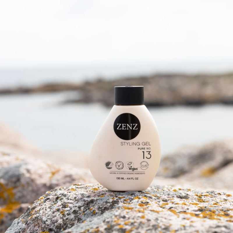 Styling Gel Pure no. 13, på en sten, er en plejende stylinggelé til alle hårtyper. Stylinggeléen er uden parfume og derfor særlig velegnet til duftallergikere, gravide og børn. | ZENZ Organic